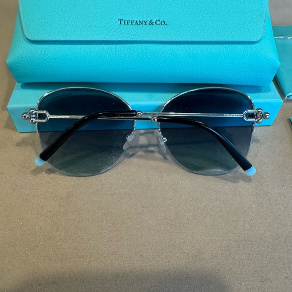 Auth Tiffany Silver Frame Gradient Blue Women\'s Sunglasses